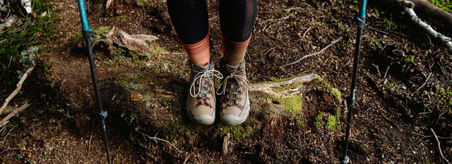 dettaglio donna in mezzo alla natura che indossa scarpe da trekking keen targhee